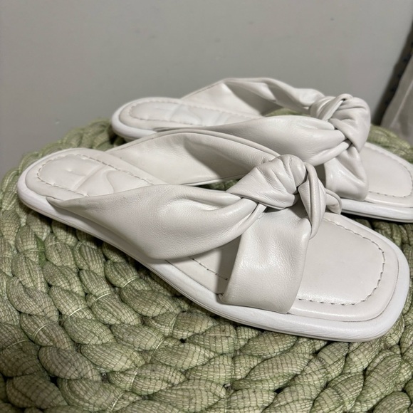 NWOB Louise Et Cie Abaleena Optic White Leather Top Knot Slide Flat Sandal - Picture 2 of 8